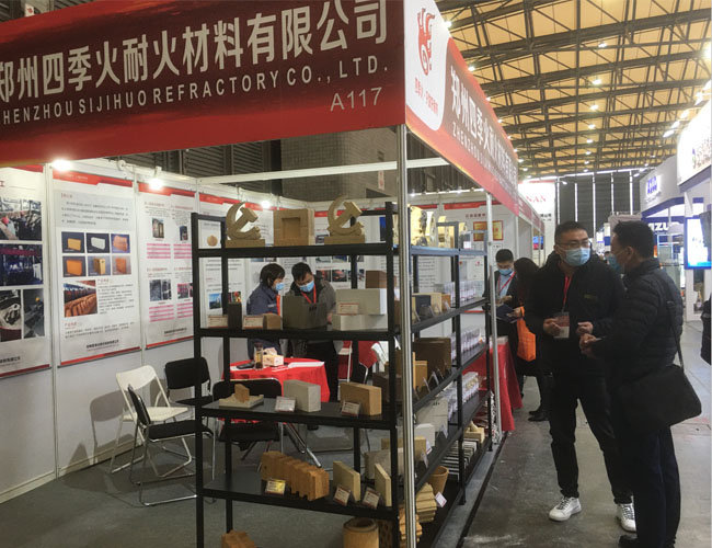 客戶詢問耐材產品，郭經理跟客戶溝通具體的工況